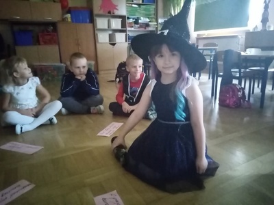 Dzieci z klasy „0” biorą udział we wróżbach andrzejkowych