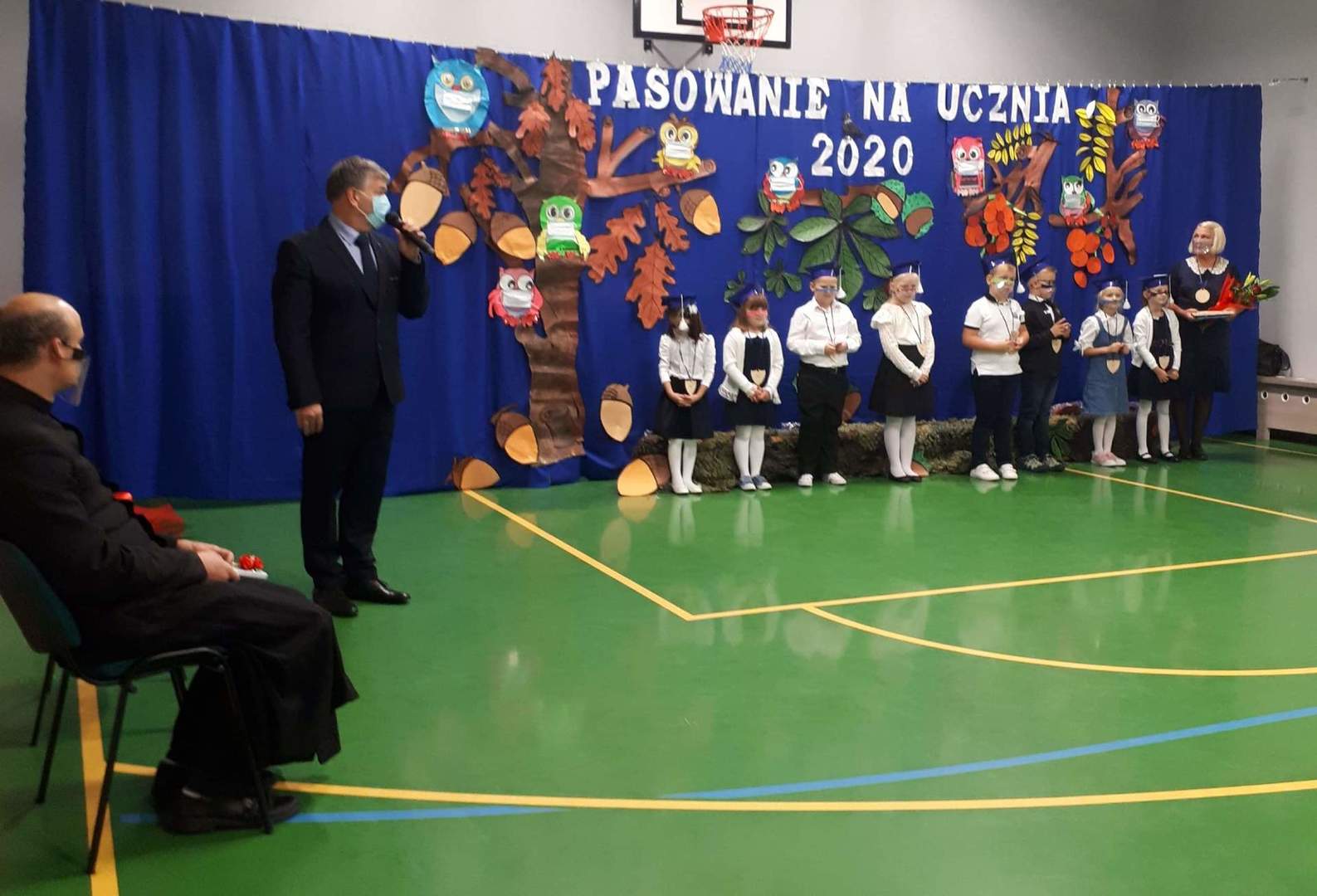 Uczniowie klasy pierwszej podczas pasowania.