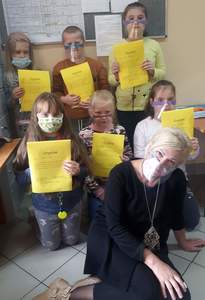 Laureaci konkursu plastycznego "Bezpieczeństwo w czasie pandemii" z organizatorką