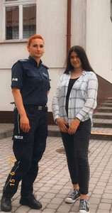 Uczennica klasy siódmej z panią policjantką