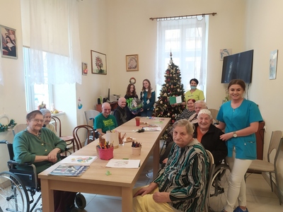 Przedstawiciele Samorządu Uczniowskiego i Koła Wolontariatu wraz z podopiecznymi Hospicjum "Santa Rita"