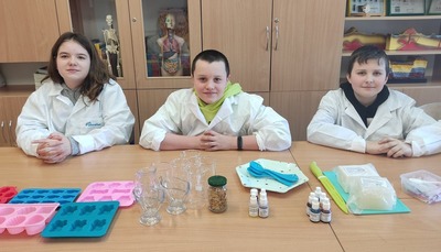 Uczniowie klasy IV podczas warsztatów mydlarskich