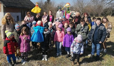 Uczniowie i nauczyciele SP Siedliska witają wiosnę