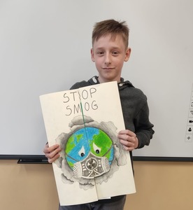 Uczeń prezentuje lapbook "STOP SMOG!"