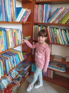 Uczennica klasy I w bibliotece