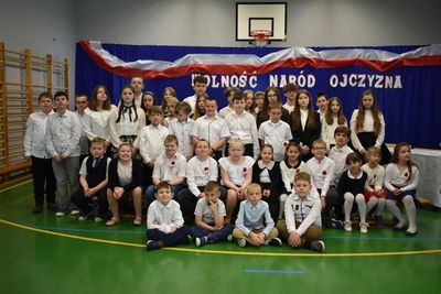 Uczniowie podczas akademii z okazji rocznicy uchwalenia Konstytucji 3 Maja