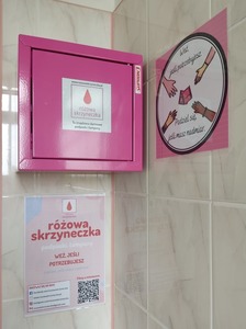 Różowa skrzyneczka w toalecie dziewcząt