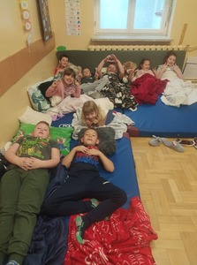 Uczniowie klasy I podczas nocowania w szkole