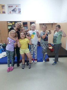 Uczniowie klasy II z wychowawczynią podczas nocowania w szkole