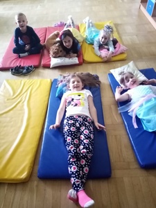 Dzieci z klasy „0” oglądają bajki