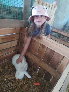 Uczennica SP Siedliska w mini zoo w Rokszycach