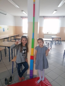 Kolorowa wieża z klocków