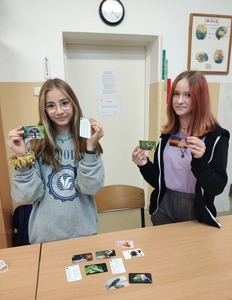 Uczennice biorące udział w akcji "Szkoło Pomóż i Ty!"