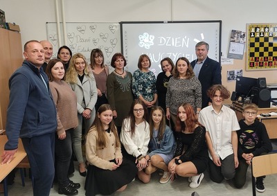 Uczniowie i nauczyciele SP Siedliska