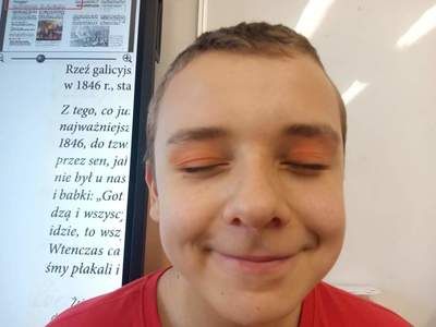 Uczniowie ubrani na pomarańczowo w ramach Tygodnia Kolorów 