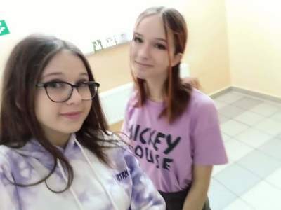 Uczniowie ubrani na fioletowo.