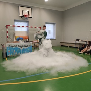Spektakl edukacyjny "Fizyka wszędzie styka" - doświadczenia z ciekłym azotem