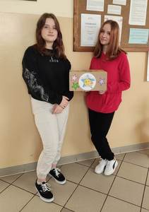 Uczennice z pudełkiem pozytywnych uwag