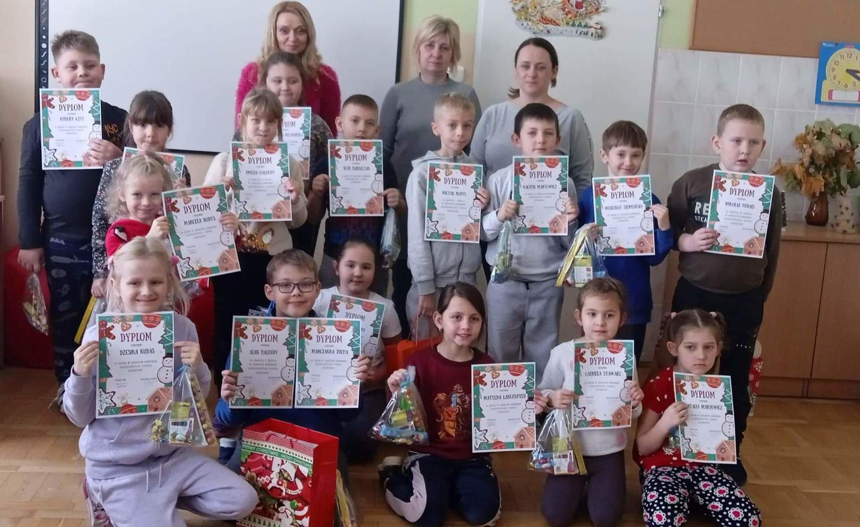 Uczniowie z nauczycielami po wręczeniu nagród.
