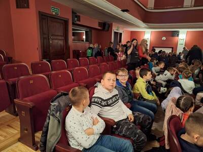Uczniowie podczas spektaklu teatralnego „Jak Rumcajs Cypiska uratował” 