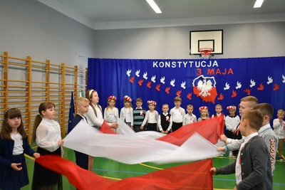 Uczniowie podczas akademii z okazji rocznicy uchwalenia Konstytucji 3 Maja