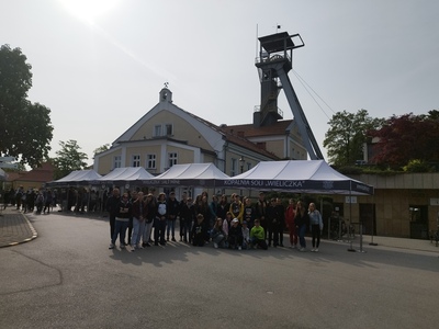 Uczniowie i nauczyciele na wycieczce szkolnej w Kopalni Soli w Wieliczce w ramach programu "Poznaj Polskę 2023".