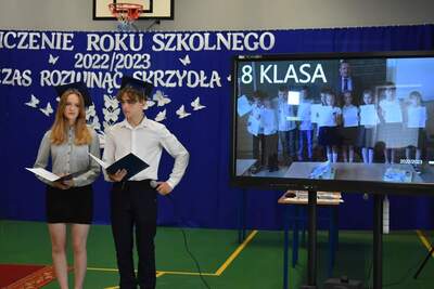 Uczniowie klasy 8 na zakończeniu roku 