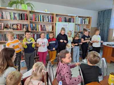 Uczniowie w bibliotece