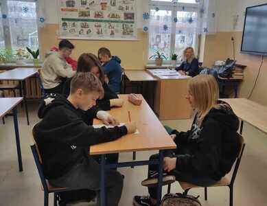 Uczniowie podczas zajęć z pedagogiem