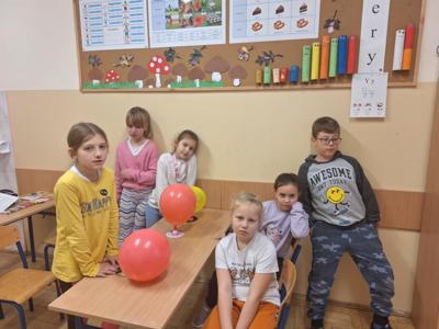 Uczniowie wykonują doświadczenie 