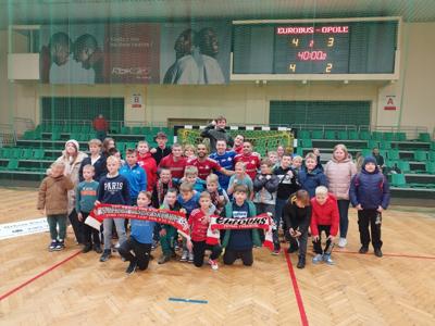 Nasi uczniowie na meczu futsalu.