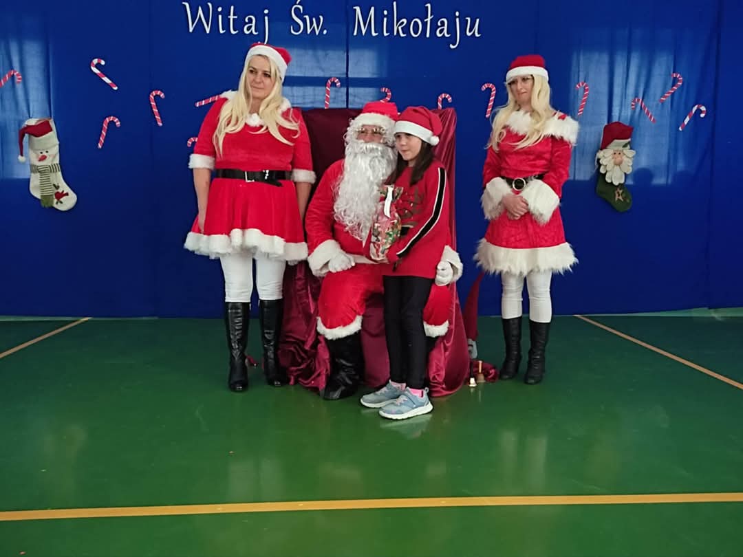 Św. Mikołaj rozdaje dzieciom prezenty
