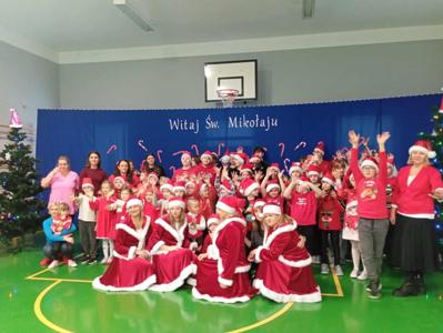 Taneczny występ Mikołajkowy 