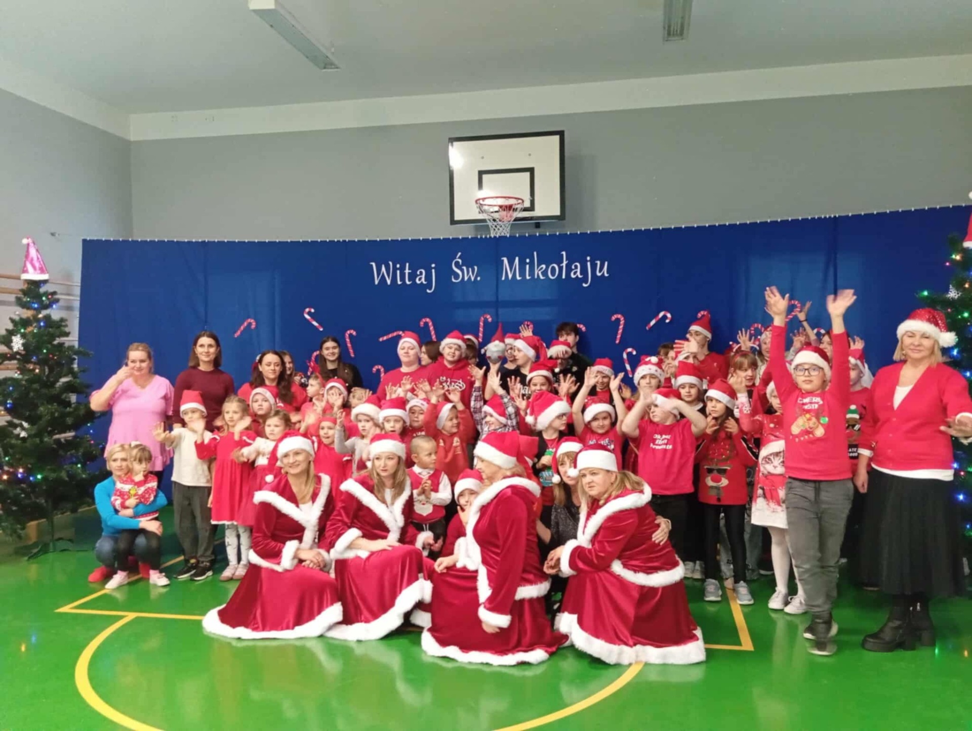 Taneczny występ Mikołajkowy 