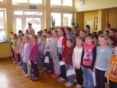 śpiewamy hymn szkoły
