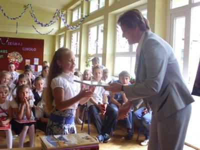 Wszyscy uczniowie klas I-III otrzymali nagrody książkowe.