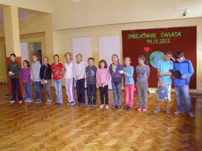 występ uczniów klas IV - VI
