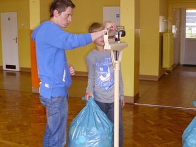 ważenie worków z nakrętkami