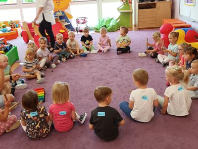 Grupa Krasnali podczas zajęć muzyczno- ruchowych.