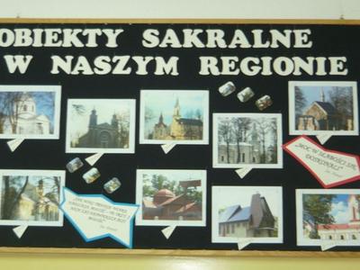 Zdjęcia zasobów i wyposażenia biblioteki szkolnej.