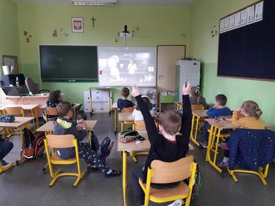 Uczniowie poznają królika Marchwiana, zachęcającego do zdrowego odżywiania się.