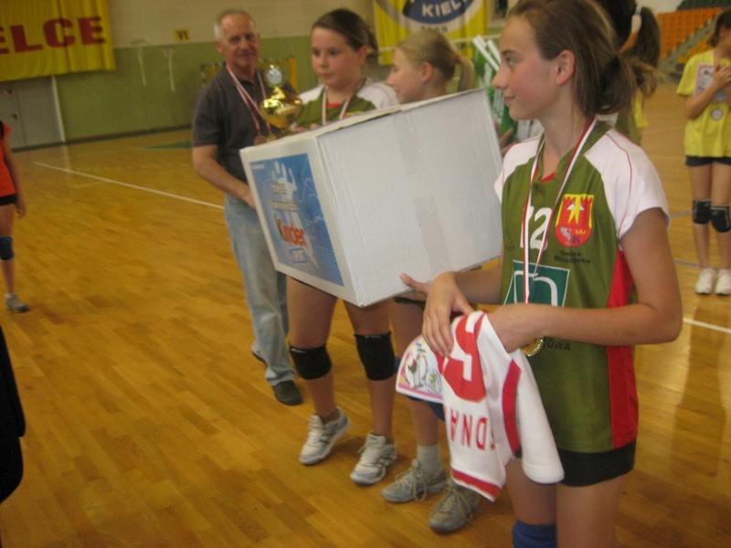 Klaudia Gawron - najlepsza zawodniczka turnieju z nagrodą - koszulką reprezentantki Polski Agnieszki Bednarek-Kasza