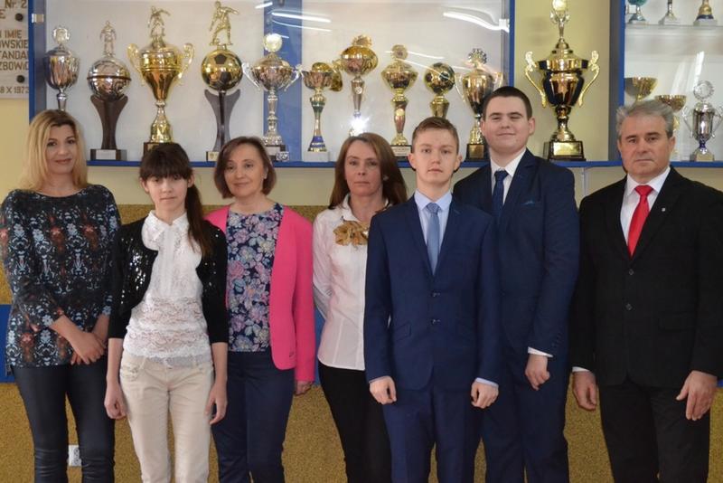 Od lewej nauczyciel języka polskiego Pani mgr Małgorzata Synowiec, uczennica kl. 6 SP Julia Piech, wicedyrektor oraz nauczyciel przyrody Pani mgr inż. Ewa Jamróz - Molenda, nauczyciel biologii Pani mgr Beata Ciupińska,  uczeń kl. 3b PG Maciej Standerski, uczeń kl. 3b PG Adam Piątek, Dyrektor ZPO nr 2 we Włoszczowie mgr Zbigniew Hamera
