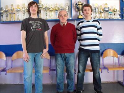 Stefan Baniak z finalistami konkursu fizycznego Adamem Rogulą i Damianem Paciuchem