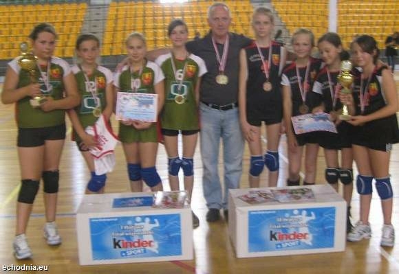 Zwycięskie drużyny Victorii z trenerem Wojciechem Guździołem