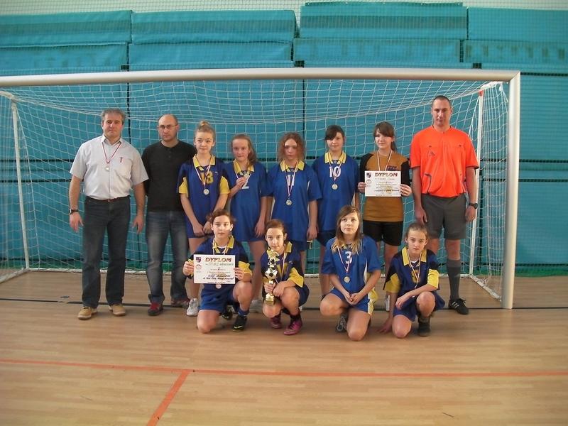 od lewej górny rząd: dyr. Z. Hamera J. Hyski, Klaudia Suliga, Magdalena Konarska, Sylwia Miśtal, Małgorzata Miśtal, Klaudia Bator, sędzia turnieju dolny rząd Julia Andzel, Gabriela Andzel, Wiktoria Kryś, Dominika Śliwińska.