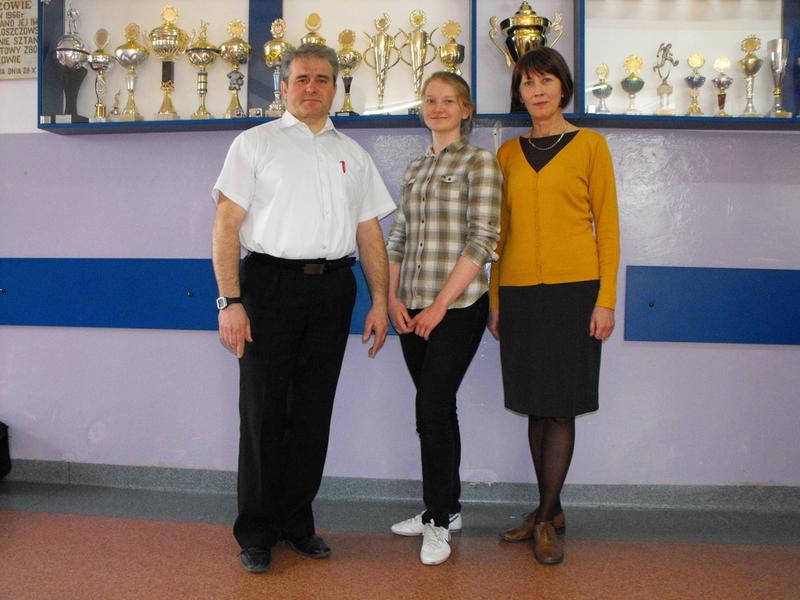 Aleksandra Synowiec z p.dyrektorem Zbigniewem Hamerą i nauczycielką biologii p. Alicją Budzynowską. 