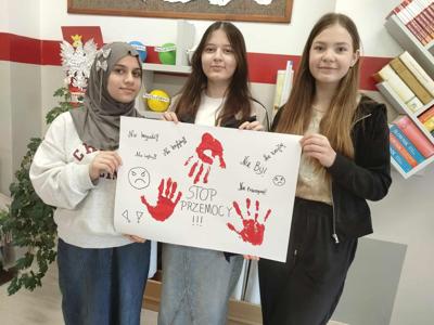 Dziewczęta z klasy 7 (Sumaja, Khadishat, Lena ) prezentują wykonany podczas zajęć  plakat