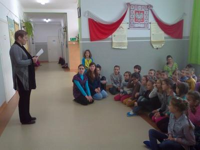 Jako pierwsza w rolę lektora wcieliła się Pani Kasia Szwajkowska- nauczycielka języka angielskiego.