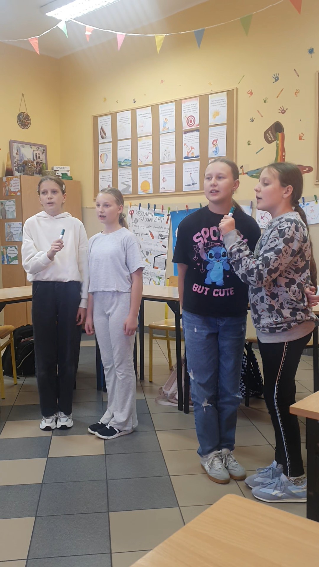 Zajęcia artystyczne uczennic klasy V